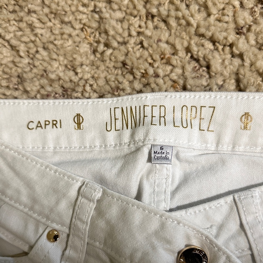 Jennifer Lopez Cream Capri Pants with Gold Details size 6 - Picture 2 of 3